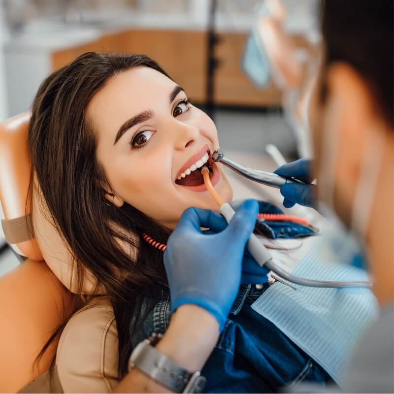 Paciente sorrindo após tratamento na Odonto Rir